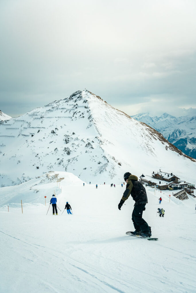 skiing in hochzillertal